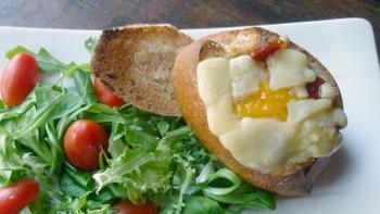 Egg boats chorizo et fromage